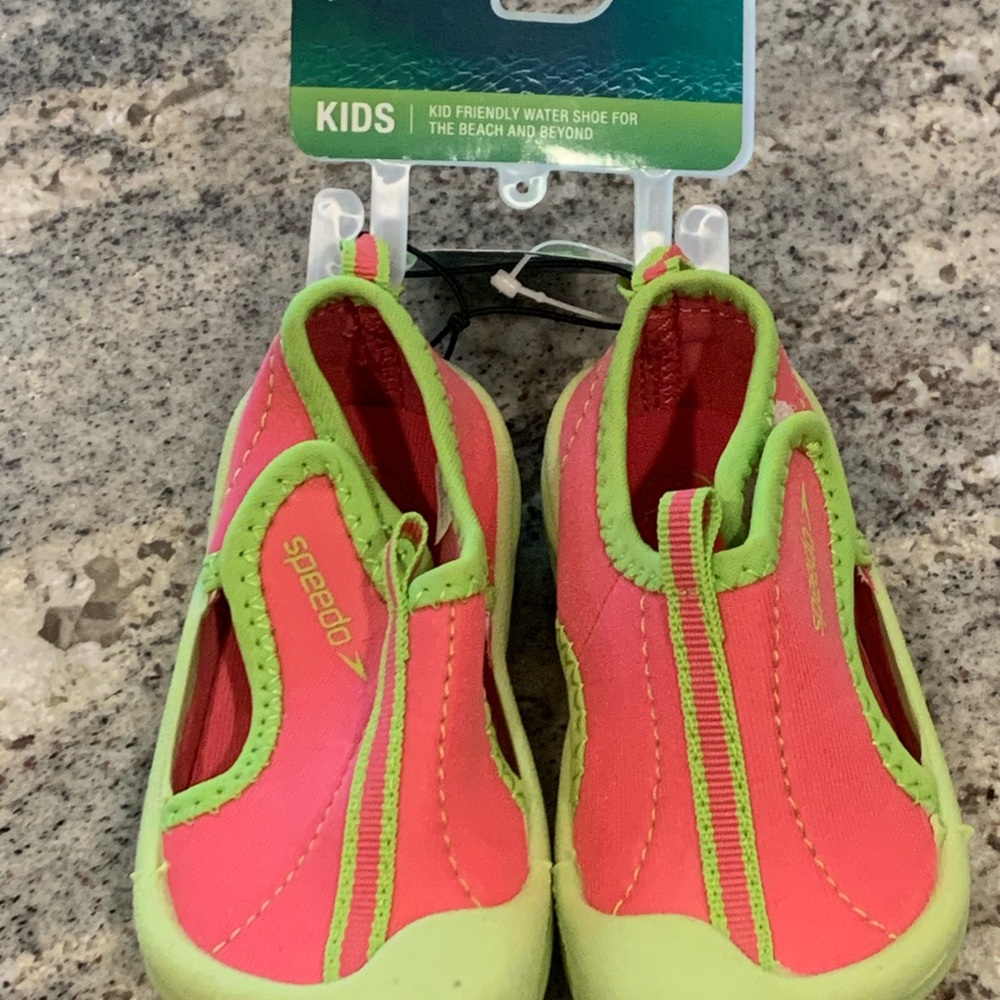 Speedo Kids shoes Size 5-6